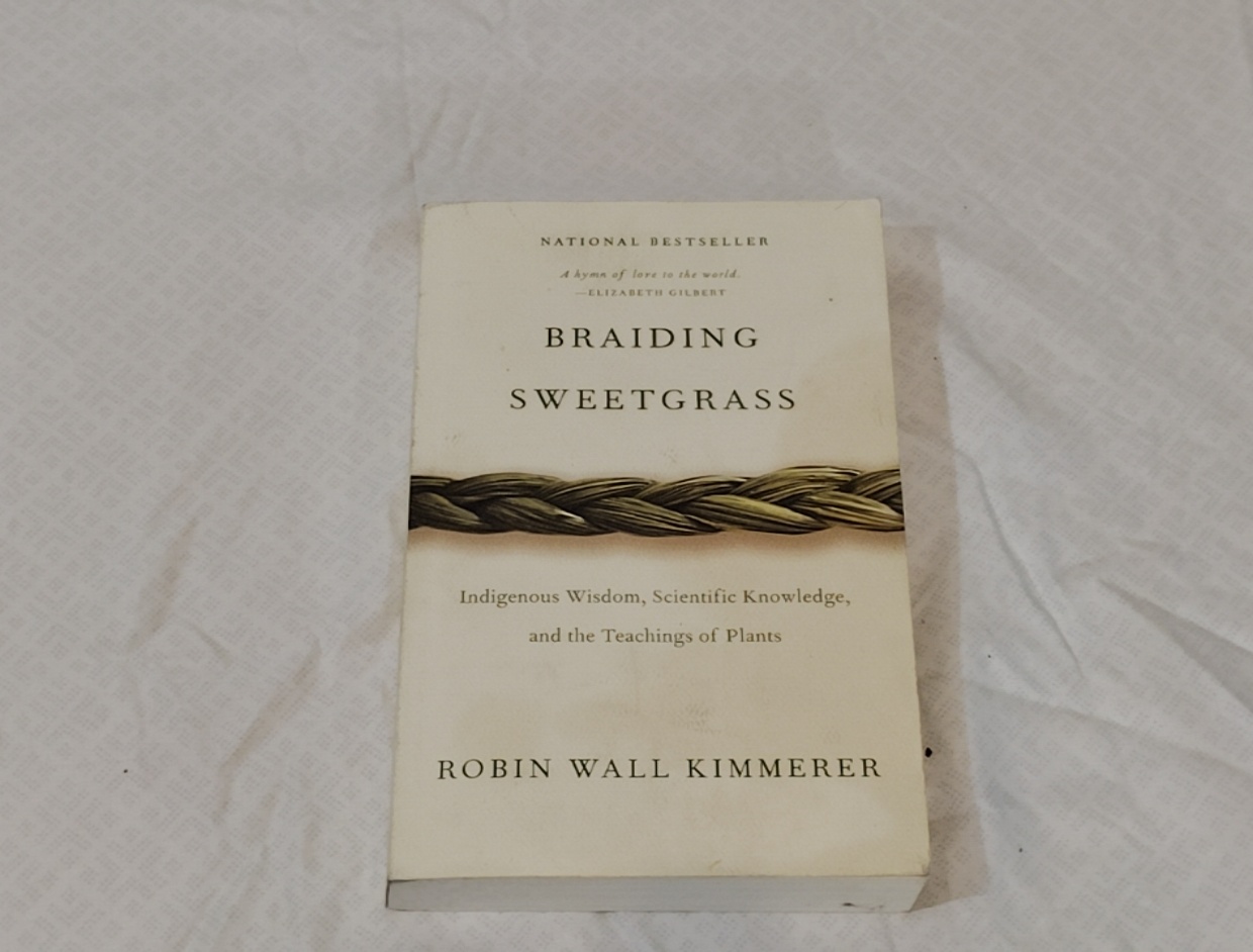 Braiding Sweetgrass – Robin Wall Kimmerer (paperback)